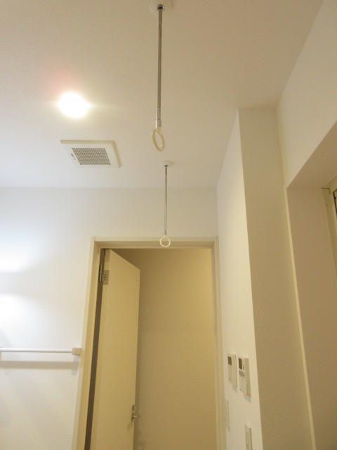 バルコニー　雨の日でも安心の室内物干しです