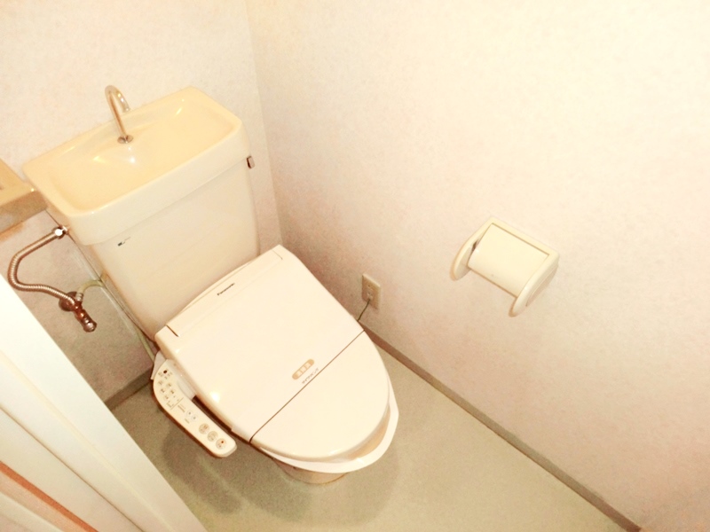 トイレ　シンプルで掃除のしやすいトイレです♪