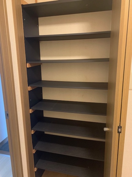 玄関　洗面室物入