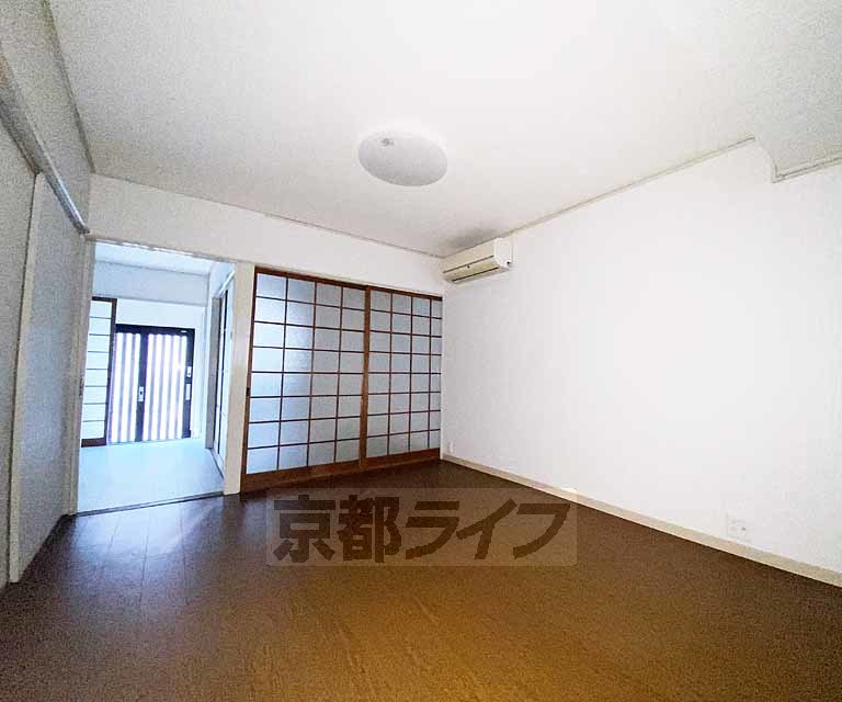 居室・リビング　落ち着いた雰囲気のお部屋です