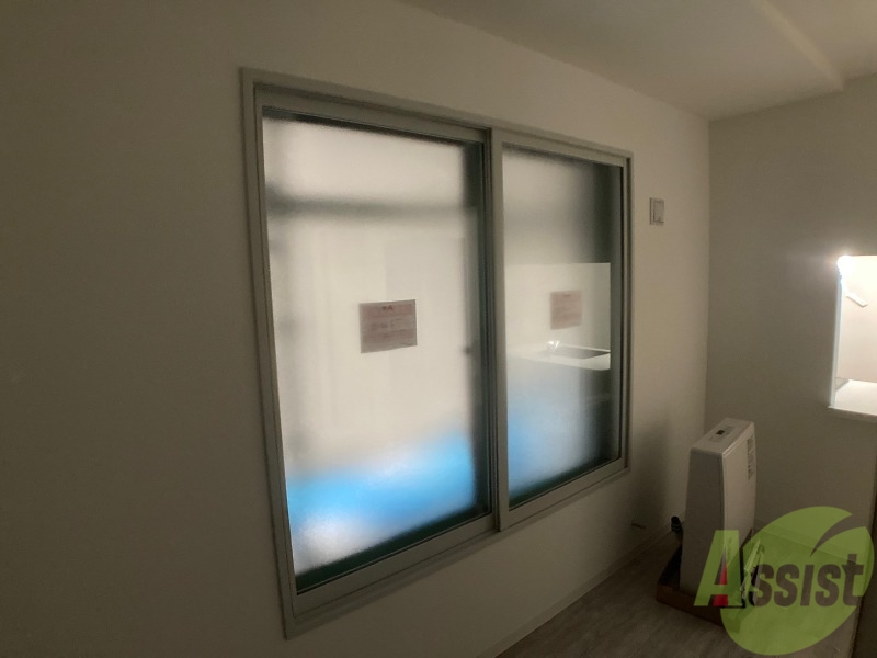 バルコニー　窓からの日光は気持ちを明るくしてくれますね！