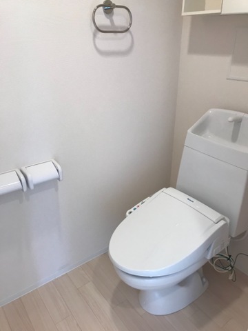 トイレ　嬉しい温水洗浄便座付きです♪