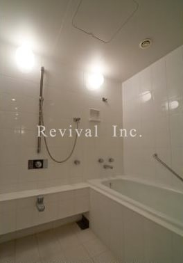 バス・シャワールーム　追い焚き・浴室乾燥完備でございます