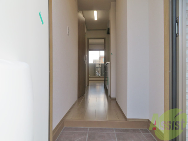 玄関　玄関からは、すぐにキッチンに行けるので便利ですね。