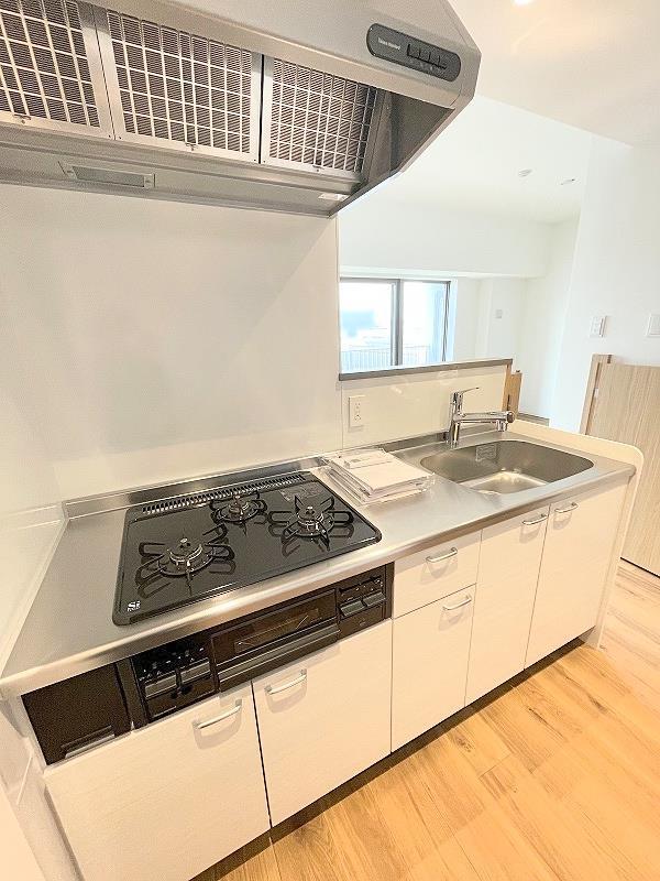 キッチン　システムキッチン・グリル付き３口ガスコンロ