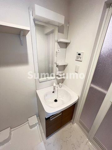 洗面設備　明るい洗面所です