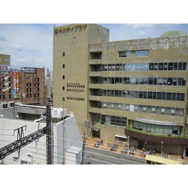 図書館　厚木市立中央図書館（図書館）まで30m