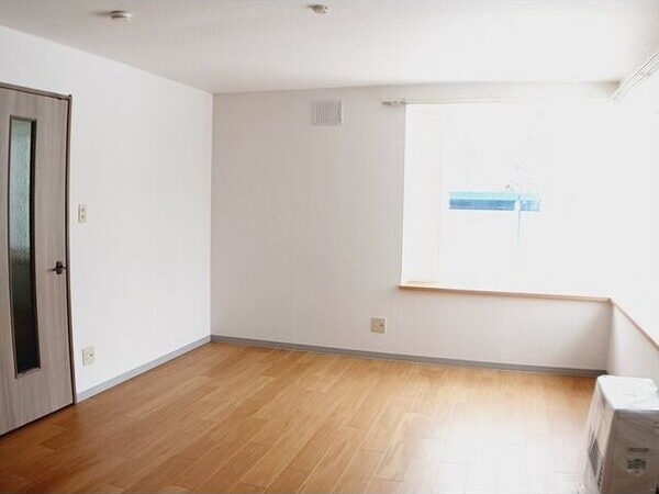 居室・リビング　明るいリビングで気持ちも明るくなりますね♪