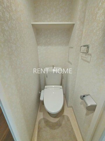 トイレ　温水洗浄便座付きのトイレです。