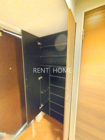 玄関　玄関スペースです。シューズボックス・収納棚があります。