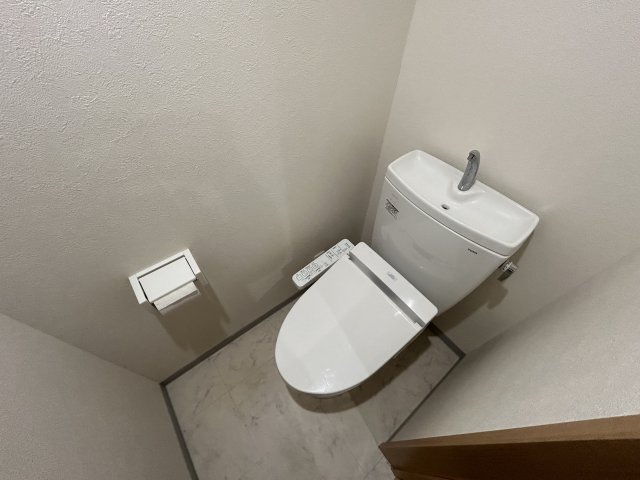 トイレ　別号室参考写真です。