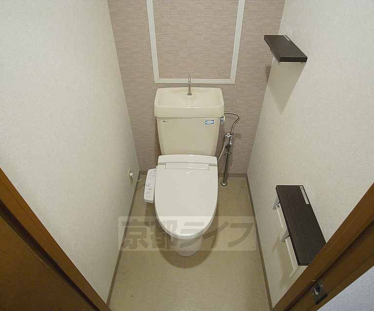 トイレ　小さな棚がオシャレ感アップ！