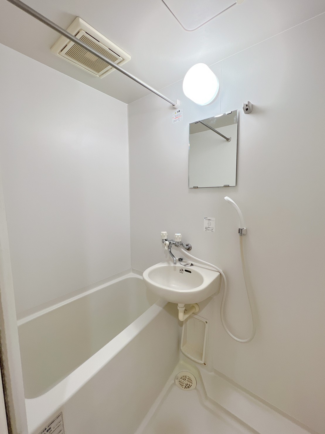 バス・シャワールーム　バス・トイレ別です。物干し竿付き！