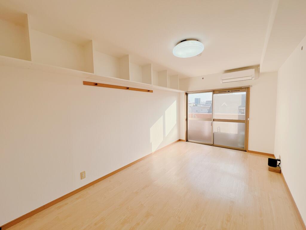 居室・リビング　居室9帖！南西向き・ベランダ側棟無しで1階でも陽当たり◎