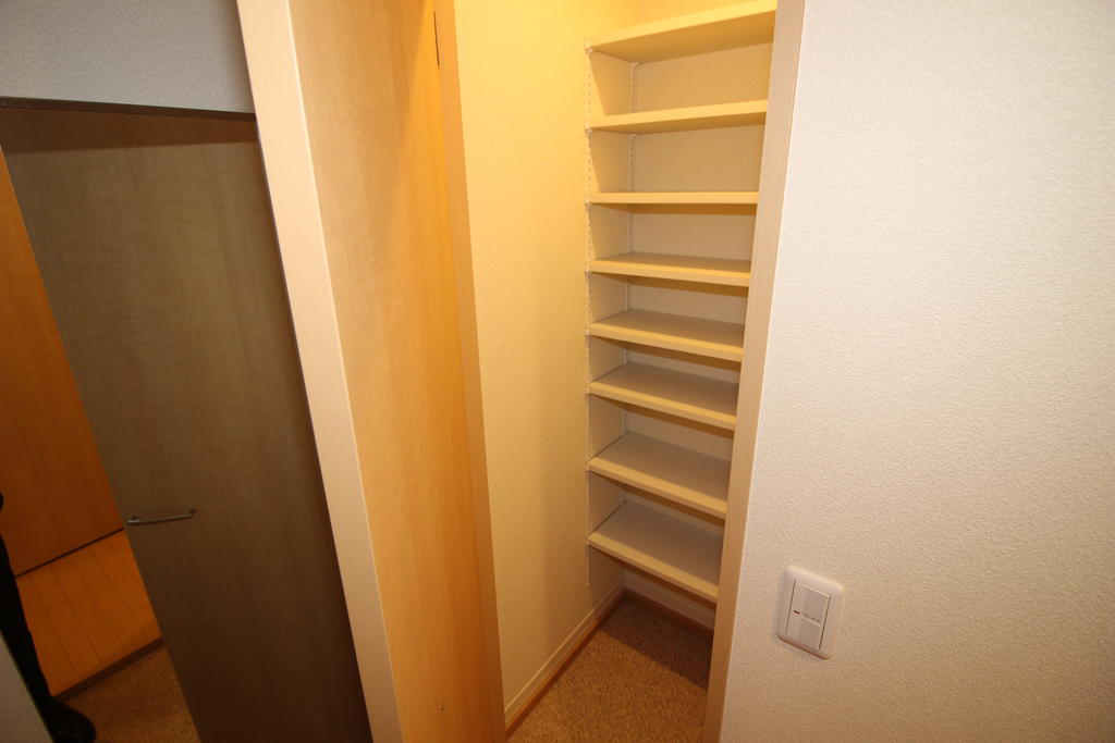 その他設備　玄関クローゼットを撮影