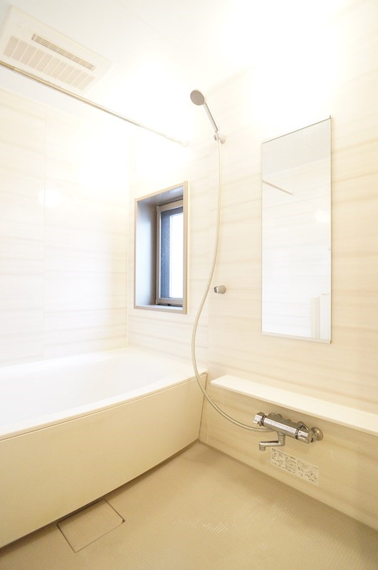 バス・シャワールーム　ご家族や長時間入浴に便利な追い炊き機能付きです♪