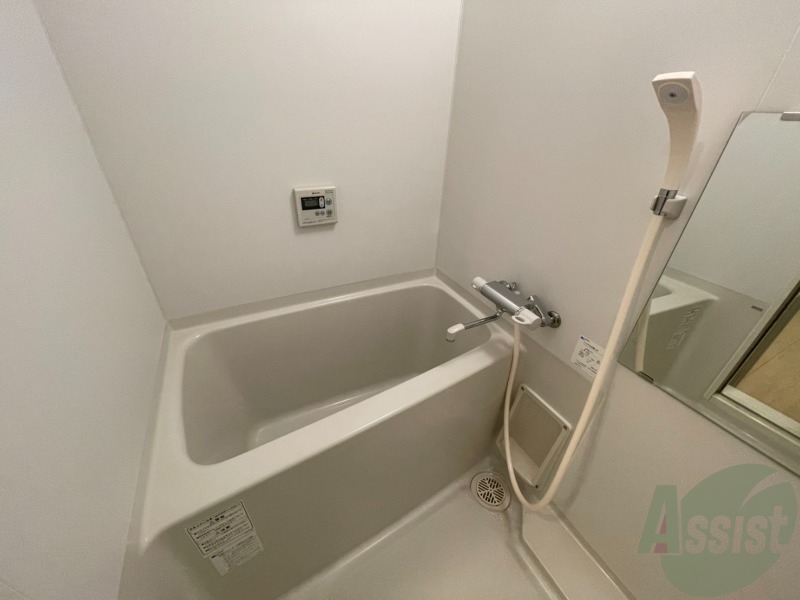 バス・シャワールーム　バス・トイレ別なので、お風呂でゆったりできますね！