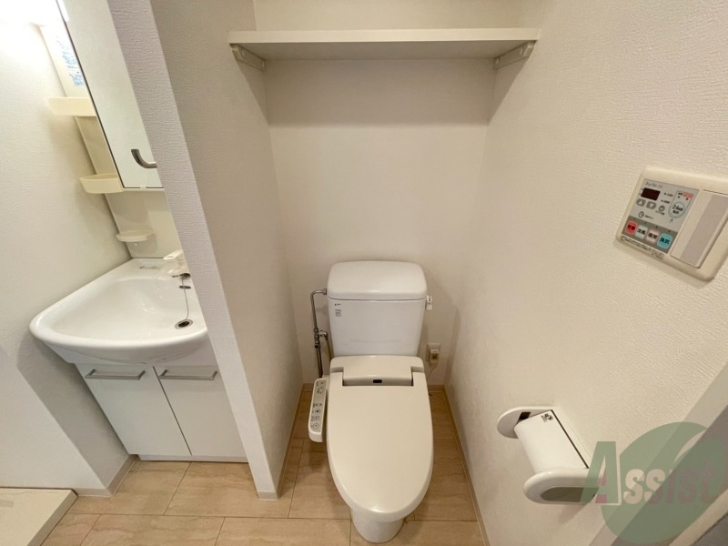 トイレ　ウォシュレット機能付きで、便利なお手洗いです。
