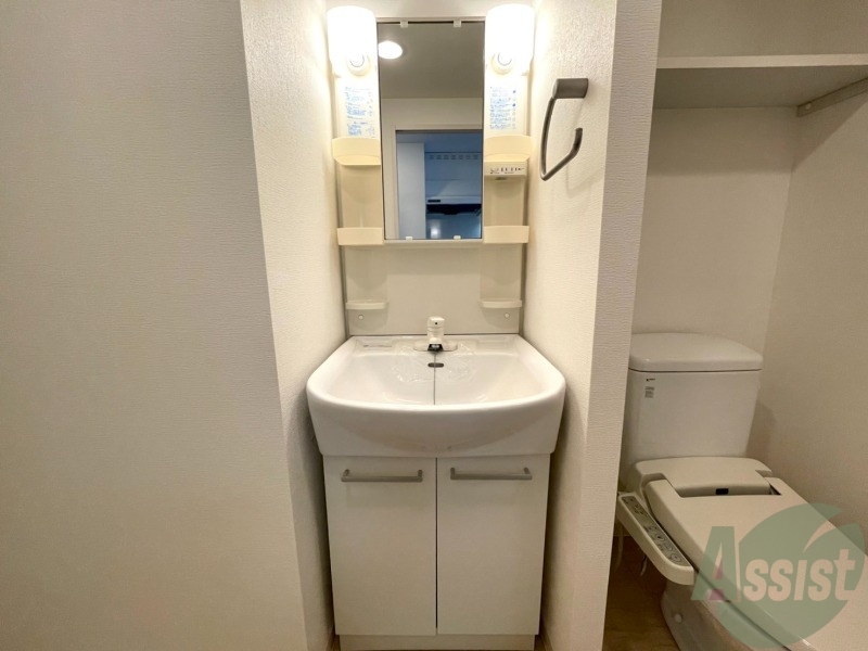 洗面設備　独立洗面台です。棚も付いているので便利ですね～