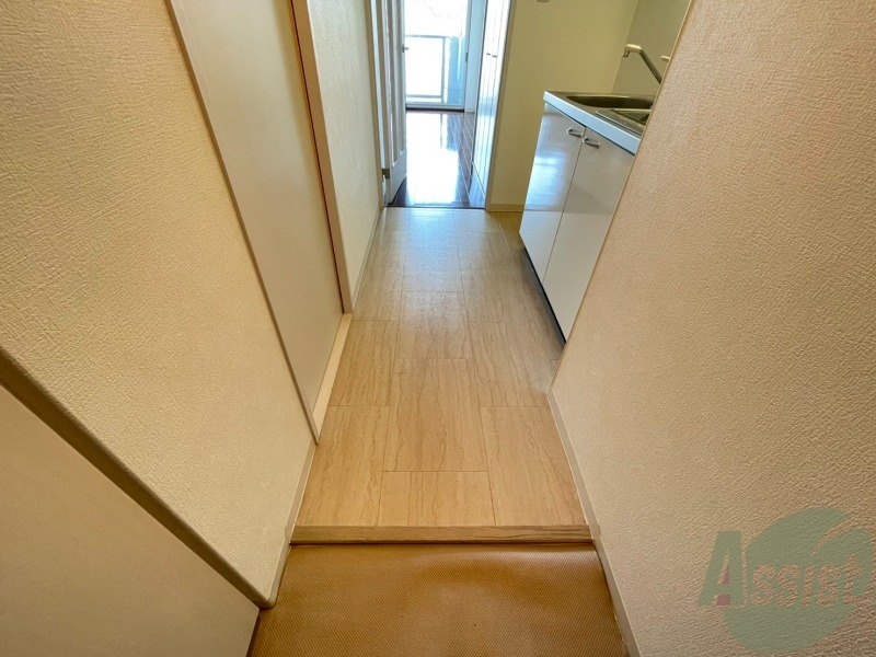 玄関　玄関の様子です。左側にシューズボックスがあります。