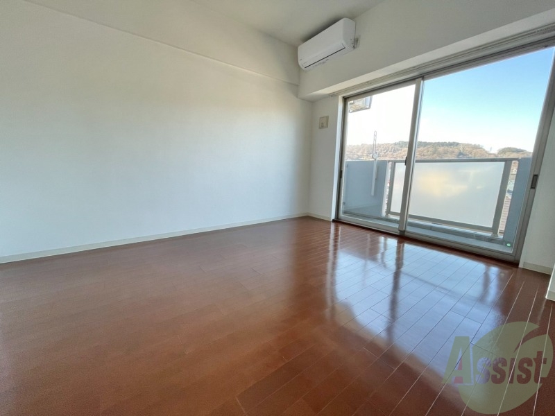 居室・リビング　８．７帖とちょっと広めの、日も入り明るい洋室です。