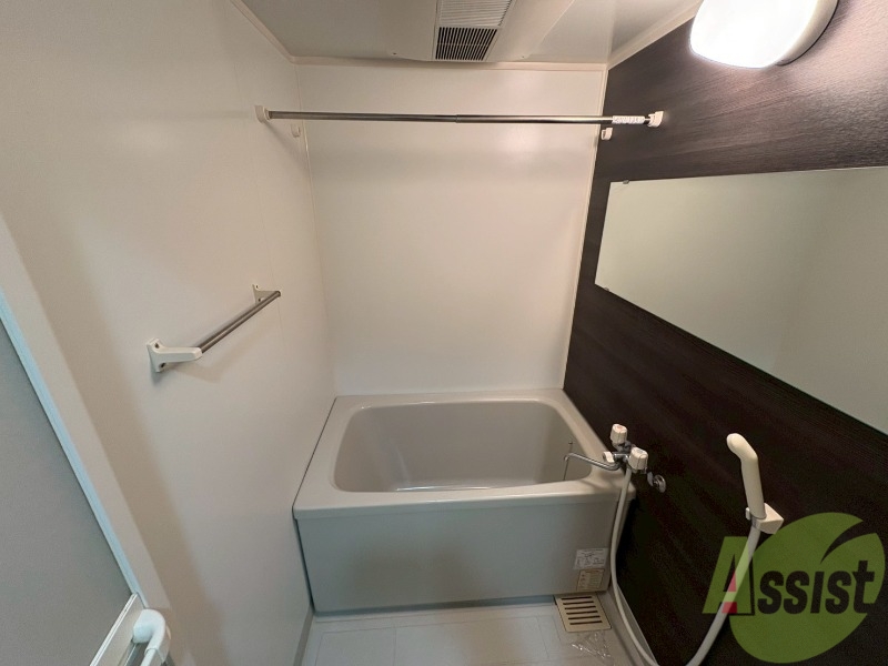 バス・シャワールーム　浴槽が広いので日々の疲れも癒されますね。