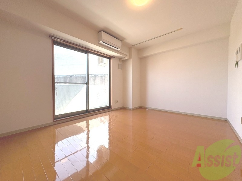 その他部屋・スペース　お部屋が広いのでベッドを置いても狭く感じないです。