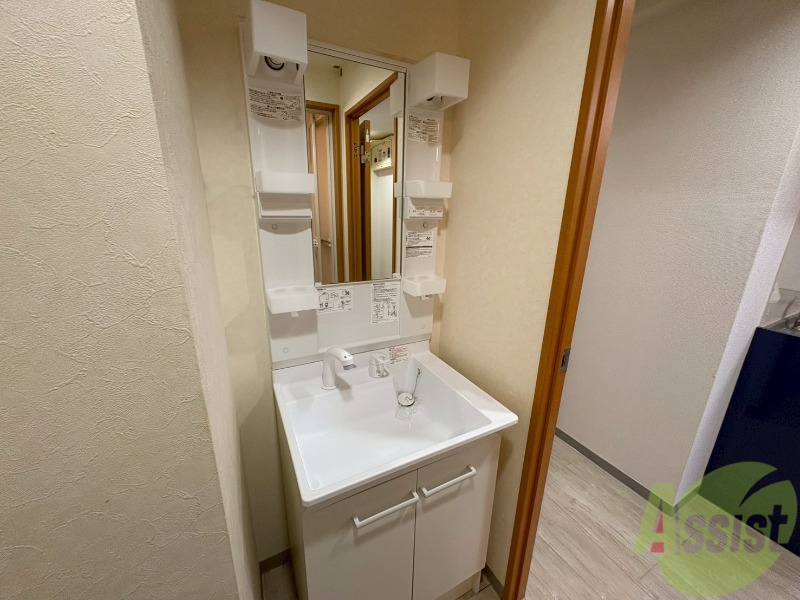 洗面設備　独立洗面台が付いてるので日々の身支度もできますね。