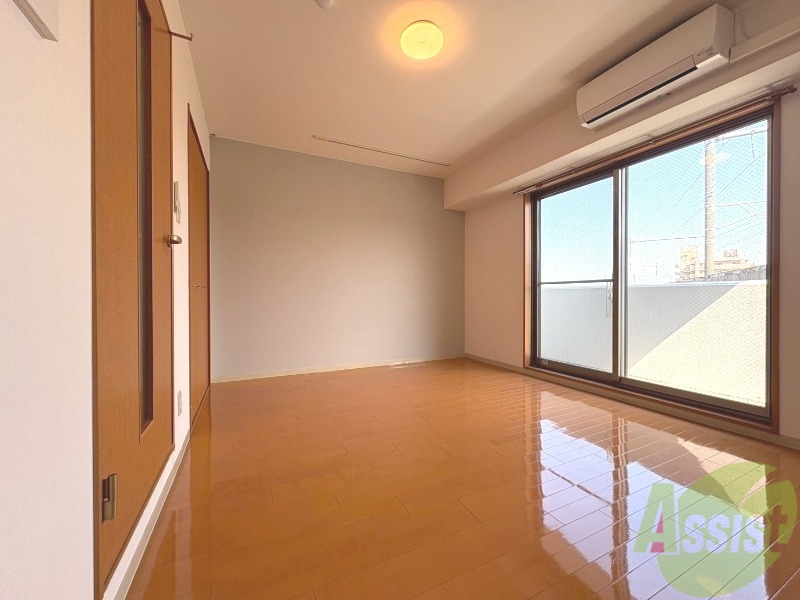 居室・リビング　８．６帖の洋室です。お部屋を広く使えます。