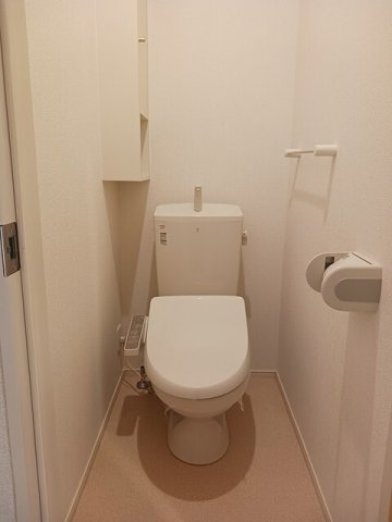 トイレ　落ち着いた色調のトイレです