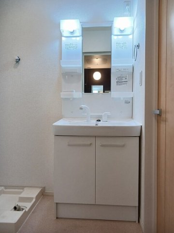 洗面設備　ゆったりとスペースのある洗面所