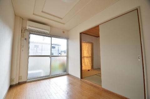 居室・リビング　室内