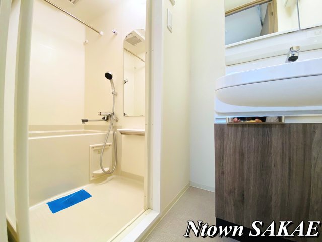 洗面設備　明るい洗面所です