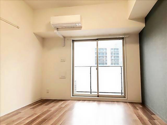 居室・リビング　チャコールカラーの床材で落ち着いた雰囲気です。