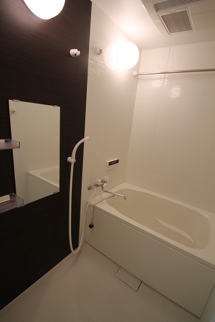 バス・シャワールーム　追い焚きバス・浴室乾燥付き！