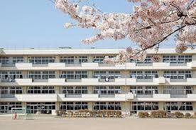 小学校　上柴西小学校（小学校）まで700m