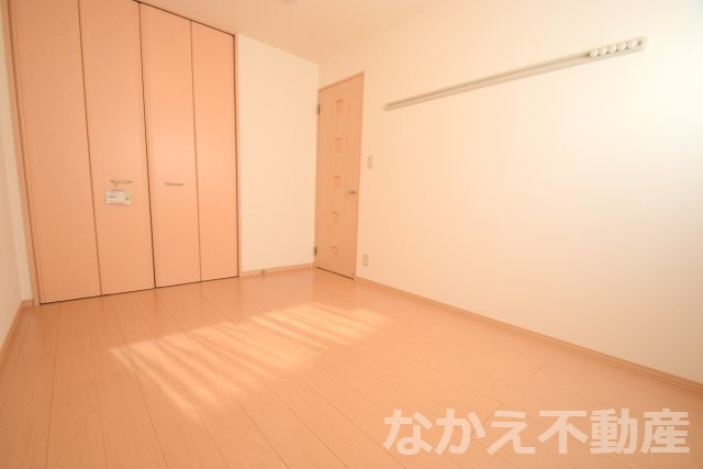 その他部屋・スペース　落ち着いた色調の寝室です