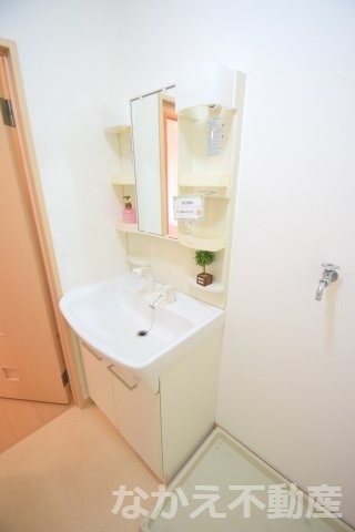 洗面設備　朝の支度にも助かる、独立の洗髪洗面化粧台