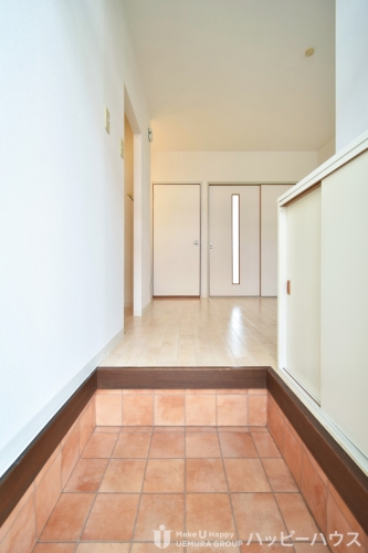 玄関　１０３号室の写真ですので現状を優先します。