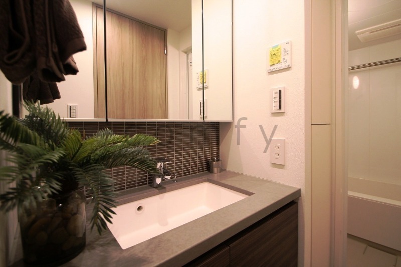 洗面設備　清潔感のあるパウダールーム