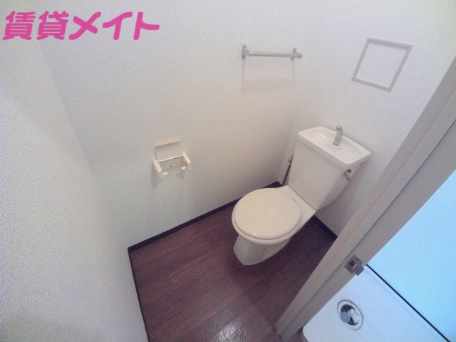 トイレ　別部屋反転写真です