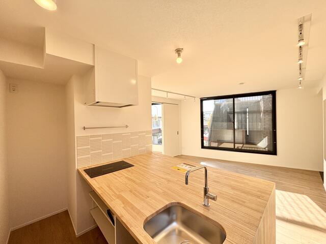 キッチン　リビングを見渡せるキッチン