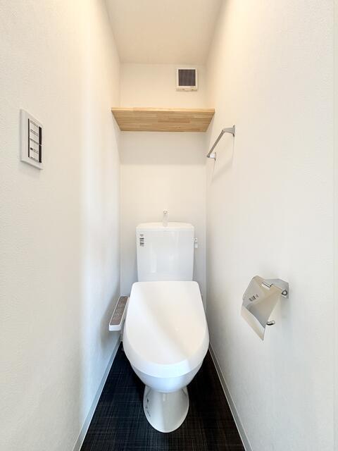 トイレ　白基調で清潔感のある空間