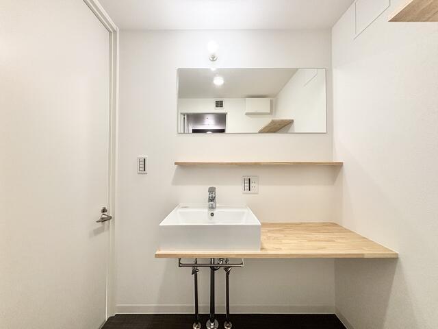 洗面設備　シンプルで機能的な仕様