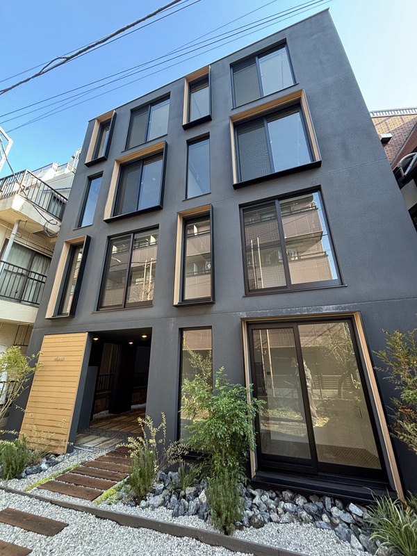 建物外観　直線的でスタイリッシュな外観