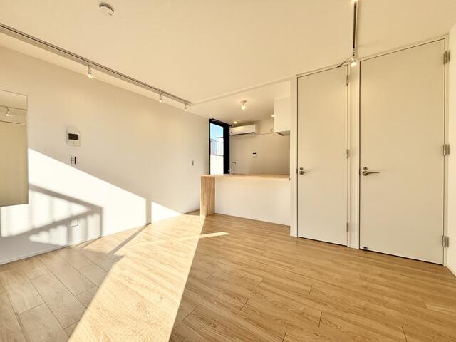 居室・リビング　明るい床材がお部屋をより広く見せます