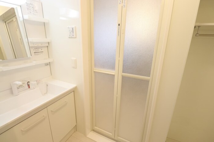 洗面設備　スペースが確保できる洗面所です