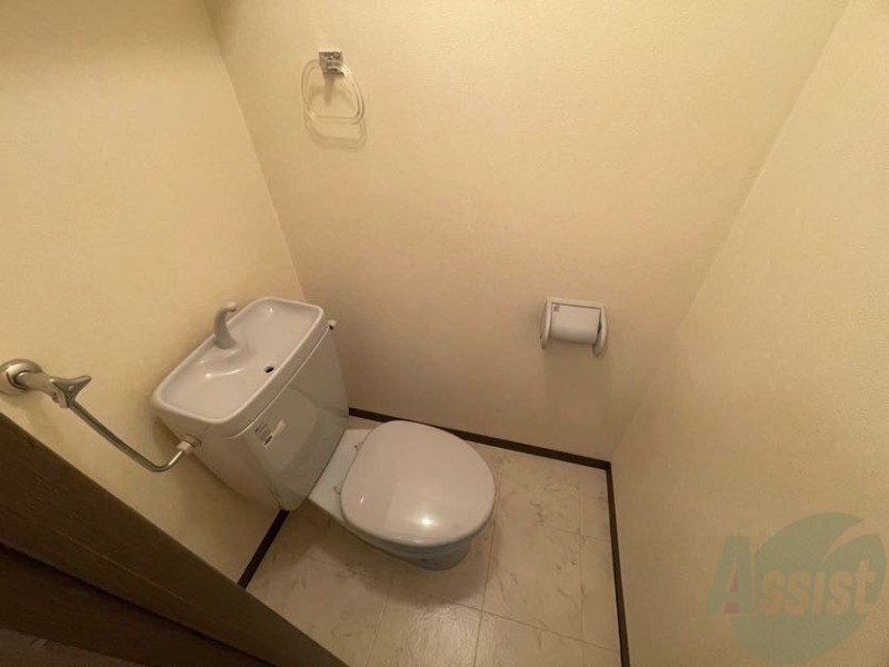 トイレ　トイレ部分はタオル掛けも設置されていますよ。