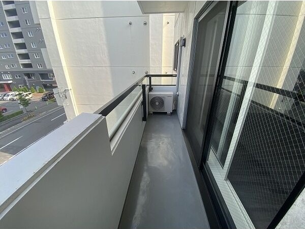 バルコニー　夏の布団干しがはかどるバルコニーです♪