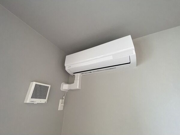 その他設備　夏もカラッと快適なエアコン付き♪